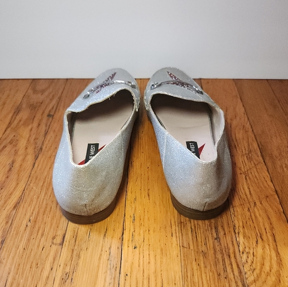 5/$100 SALE - Nine West Wild Girls Lightning Bolt Silver/Red Flat Loafer Shoes - Picture 6 of 14